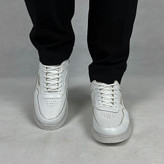 کفش روزمره مردانه مدل کوروش اسپرت به رنگ سفید تمیز و شیک، با طراحی مینیمال، کفی ضخیم و مناسب برای استایلهای کژوال و ورزشی سبک