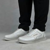 کفش روزمره مردانه مدل کوروش اسپرت به رنگ سفید تمیز و شیک، با طراحی مینیمال، کفی ضخیم و مناسب برای استایلهای کژوال و ورزشی سبک