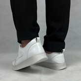 کفش روزمره مردانه مدل کوروش اسپرت به رنگ سفید تمیز و شیک، با طراحی مینیمال، کفی ضخیم و مناسب برای استایلهای کژوال و ورزشی سبک