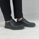 کفش طبی چرم مردانه مدل نایت، رنگ مشکی یکدست، دارای بند برای تنظیم سایز، طراحی ارگونومیک برای حمایت کامل از قوس پا و استفاده روزمره طولانیمدت