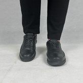 کفش طبی چرم مردانه مدل نایت، رنگ مشکی یکدست، دارای بند برای تنظیم سایز، طراحی ارگونومیک برای حمایت کامل از قوس پا و استفاده روزمره طولانیمدت