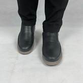 تصویر کفش طبی مردانه از جنس چرم طبیعی مدل نایت، رنگ مشکی، مناسب استفاده روزمره و رسمی