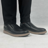 تصویر کفش طبی مردانه از جنس چرم طبیعی مدل نایت، رنگ مشکی، مناسب استفاده روزمره و رسمی