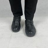 کفش طبی چرم مردانه مدل کلارک بندی رنگ مشکی، با طراحی کلاسیک و کفی نرم، مناسب استفاده رسمی و روزمره، ساختهشده از چرم طبیعی بادوام