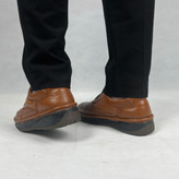 کفش مردانه چرمی طبی مدل کلارک، رنگ عسلی با بند، مناسب پیادهروی و استفاده رسمی