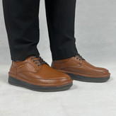 کفش مردانه چرمی طبی مدل کلارک، رنگ عسلی با بند، مناسب پیادهروی و استفاده رسمی