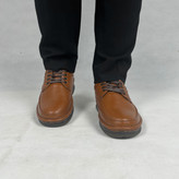 کفش مردانه چرمی طبی مدل کلارک، رنگ عسلی با بند، مناسب پیادهروی و استفاده رسمی