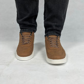 کفش روزمره مردانه مدل نوبل رنگ حنایی با طراحی کلاسیک و رویه چرمی، مناسب استفاده روزانه و محیط کار، ترکیبی از راحتی و استایل شیک مردانه