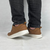 کفش روزمره مردانه مدل نوبل رنگ حنایی با طراحی کلاسیک و رویه چرمی، مناسب استفاده روزانه و محیط کار، ترکیبی از راحتی و استایل شیک مردانه