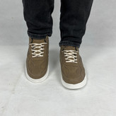 نمای جانبی از کفش روزمره مردانه مدل نوبل به رنگ صدری با طراحی ساده و کلاسیک