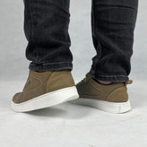 نمای جانبی از کفش روزمره مردانه مدل نوبل به رنگ صدری با طراحی ساده و کلاسیک