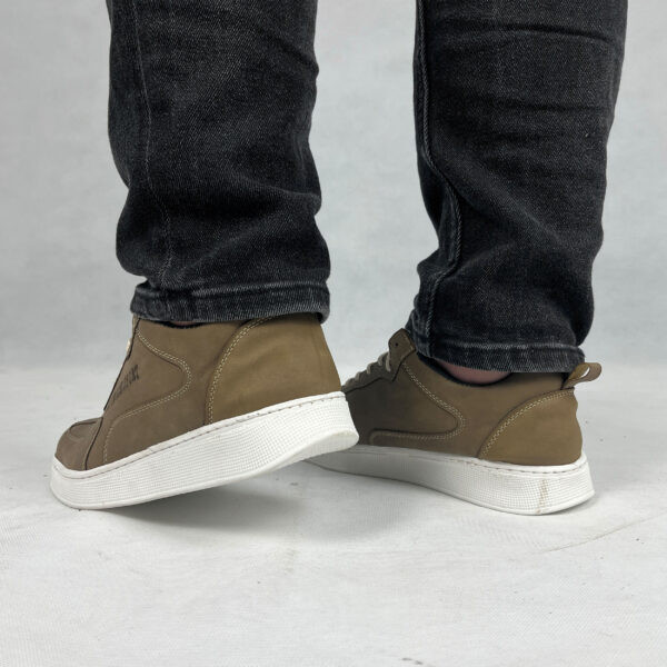 نمای جانبی از کفش روزمره مردانه مدل نوبل به رنگ صدری با طراحی ساده و کلاسیک