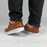 کفش مردانه نوبل عسلی، کفش روزمره شیک و راحت با طراحی رسمی-اسپرت (Semi-Formal)