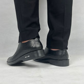 نمای نزدیک از رویه چرم مشکی با کیفیت بالای کفش کالج مردانه تات