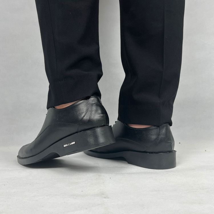 نمای نزدیک از رویه چرم مشکی با کیفیت بالای کفش کالج مردانه تات