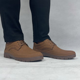 کفش روزمره مردانه مدل گاندی، رنگ حنایی (قهوهای مایل به قرمز) با طراحی شیک و راحت.