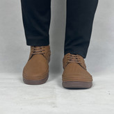 کفش روزمره مردانه مدل گاندی، رنگ حنایی (قهوهای مایل به قرمز) با طراحی شیک و راحت.