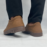 کفش روزمره مردانه مدل گاندی، رنگ حنایی (قهوهای مایل به قرمز) با طراحی شیک و راحت.