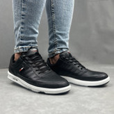 تصویر نمای جانبی از کفش اسپرت تامی مشکی سفید، مناسب استفاده روزمره و کژوال.