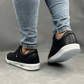 تصویر نمای جانبی از کفش اسپرت تامی مشکی سفید، مناسب استفاده روزمره و کژوال.