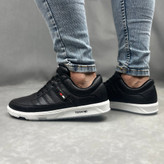 تصویر نمای جانبی از کفش اسپرت تامی مشکی سفید، مناسب استفاده روزمره و کژوال.