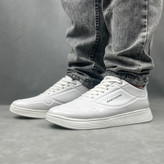 تصویر نزدیک از کفش کتانی (اسنیکرز) مردانه سفید برند اسکیچرز با زیره ضخیم و راحت