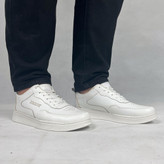 کفش روزمره مردانه مدل نوبل به رنگ سفید تمیز.