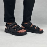 صندل مردانه سهند مشکی با سه بند چسبی برای تنظیم آسان و فیت شدن کامل