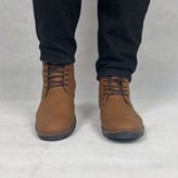 نیم بوت مردانه مدل بندی به رنگ حنایی، نمای جانبی با بندهای چرمی برای تنظیم فیت