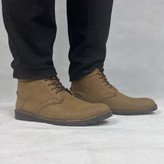 نیم بوت مردانه مدل بندی رنگ صدری، با طراحی کلاسیک و بند دار، مناسب فصل پاییز و زمستان، جنس رویه چرم مصنوعی با زیره مقاوم و ضد لغزش