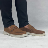 فش کالج مردانه مدل ساعتی، رنگ حنایی روشن با طراحی کلاسیک، رویه چرم مصنوعی براق و دوخت تمیز دور کف، مناسب استفاده روزمره و رسمی