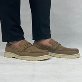 کفش کالج مردانه مدل ساعتی، رنگ صدری روشن، رویه چرم مصنوعی براق و کلاسیک، مناسب استفاده روزمره و استایل رسمی