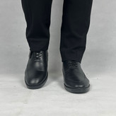 نیمبوت مردانه مدل کوروش به رنگ مشکی، تهیهشده از چرم مصنوعی با طراحی کلاسیک و دوخت تمیز، دارای زیره مقاوم و پاشنه کوتاه، مناسب برای استایل روزمره و رسمی در فصول سرد سال