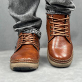 نیم بوت طبی مردانه مدل کت (CAT) به رنگ عسلی، ساخته شده از چرم مصنوعی با آستر گرم و زیره ضد لغزش برای استفاده در فصل سرد و روزمره