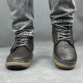 نیم بوت طبی مردانه مدل کت (CAT) به رنگ طوسی، ساخته شده از چرم مصنوعی با آستر گرم و زیره ضد لغزش برای استفاده در فصل سرد