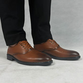 نمای نزدیک از کالج بندی مردانه مدل هشترک (Loafer)، رنگ عسلی روشن، دارای کشهای جانبی برای پوشیدن آسان و دوخت تمیز