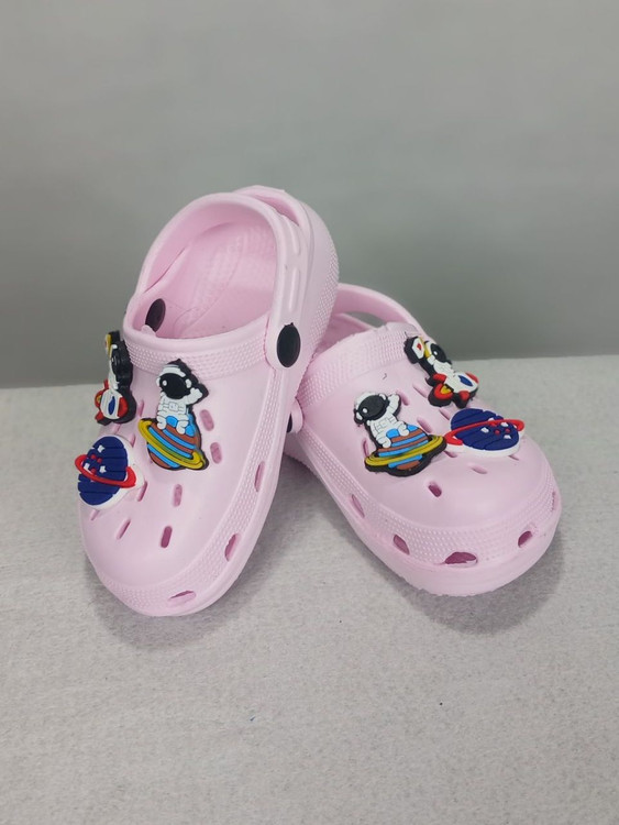 صندل بچگانه مدل فضانوردی با رنگ اصلی گلبهی روشن و طرح کلاهک فضانورد و جزئیات ستارهای، نمای کامل کفش.