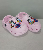 صندل بچگانه مدل فضانوردی با رنگ اصلی گلبهی روشن و طرح کلاهک فضانورد و جزئیات ستارهای، نمای کامل کفش.