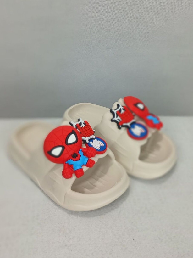 نمای کامل دمپایی بچگانه پسرانه مدل مردعنکبوتی (Spider-Man) با رنگ زمینه کرم روشن، طرح لگو و شخصیت مرد عنکبوتی در بخش رویه.