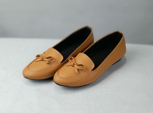 کالج زنانه ساده رنگ عسلی، نمای کامل کفش