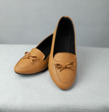 کالج زنانه ساده رنگ عسلی، نمای کامل کفش